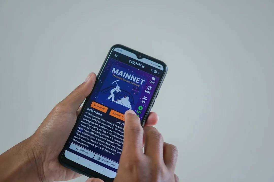 Un homme analyse des stratégies de contenu marketing à l’aide de notes adhésives sur un tableau blanc.